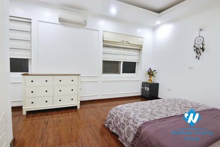 A shiny Vinhome Riverside villa in Long Bien for rent